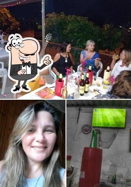 Sente em uma das mesas no Castelo Espetos