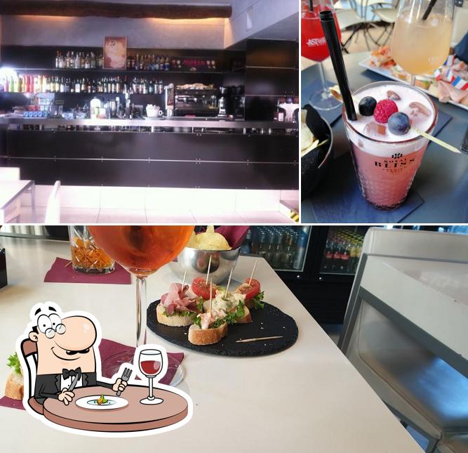 La foto di cibo e bancone da bar da Hard Cafè