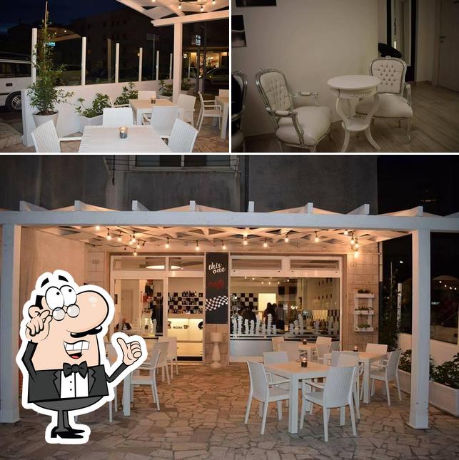 Siediti a un tavolo di This One Cafè