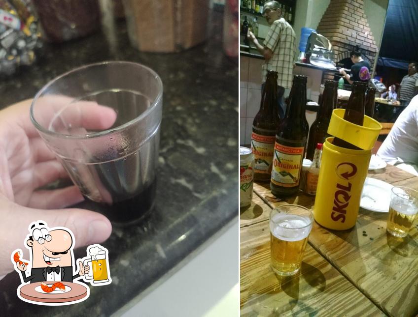 Desfute uma tulipa de cerveja leve ou escura