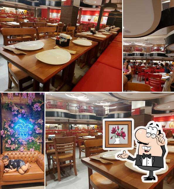 Sente em uma das mesas no Rigoletto Recreio