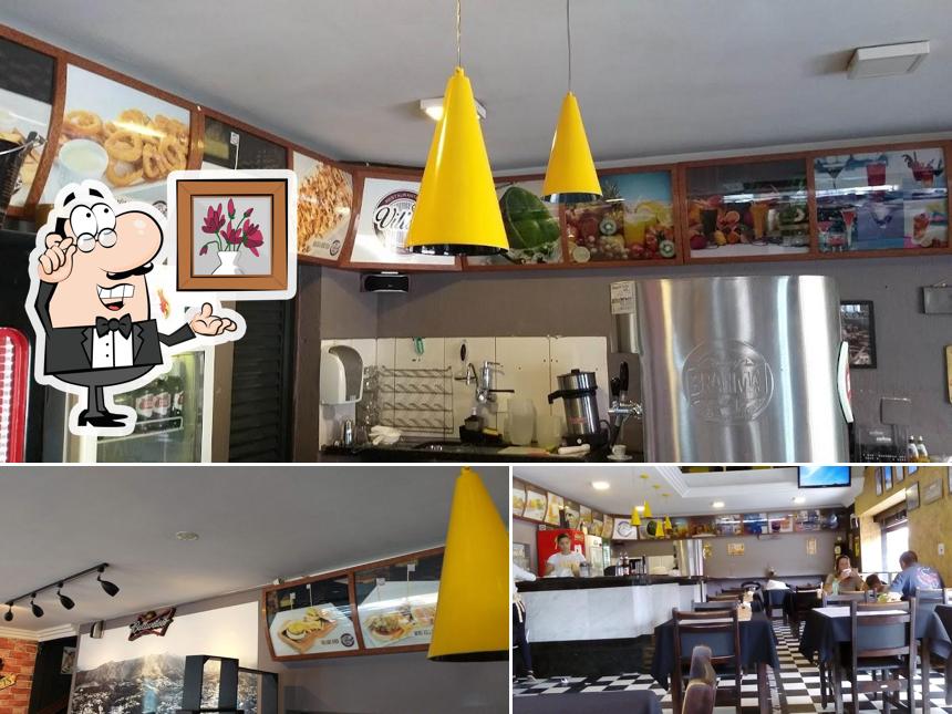 O interior do Village Restaurante e Hamburgueria