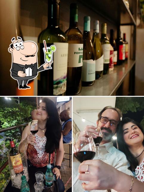 Desfrute de uma bebida no Botelha Bar