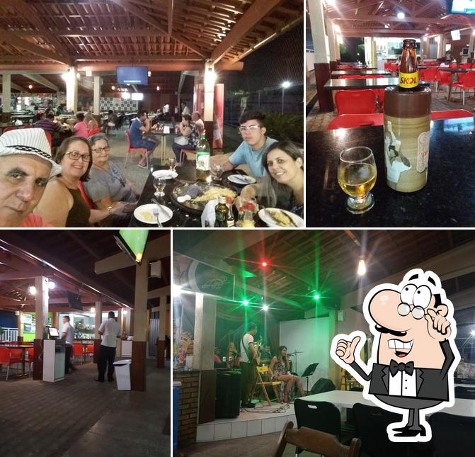 Sente em uma das mesas no Arena Grill Cearazinho