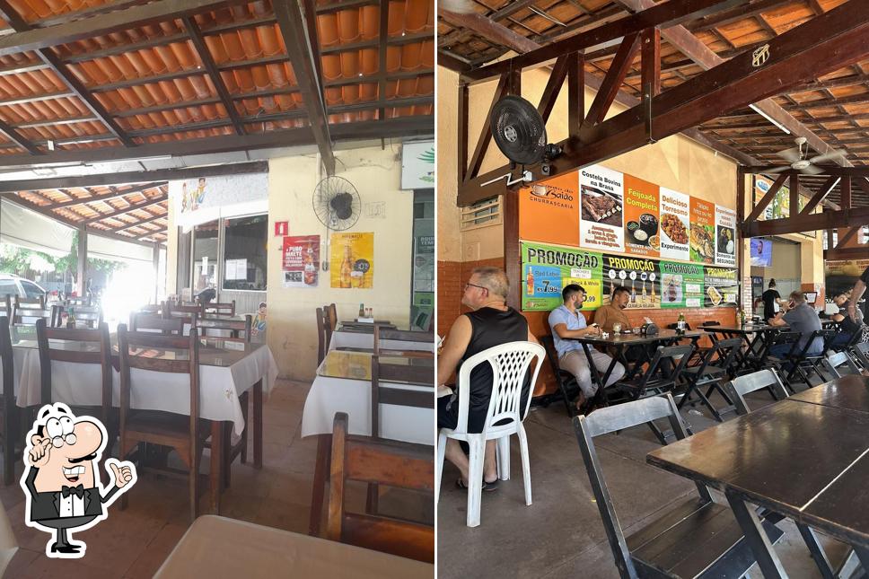 Sente em uma das mesas no Skina do Baião - Aerolândia