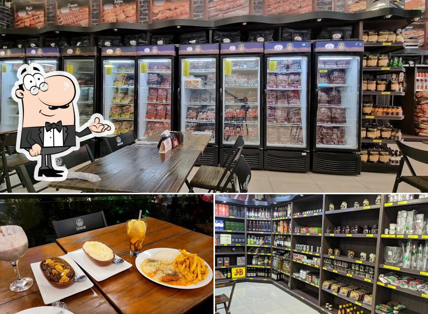 Sente em uma das mesas no Empório TC