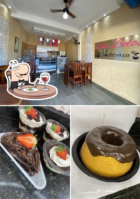 A imagem do Nice Bolos’s comida e interior