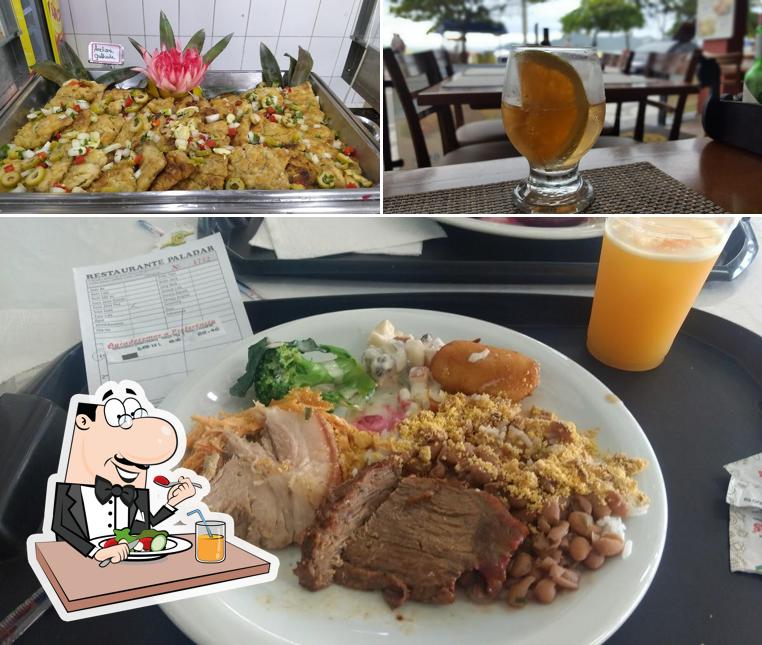 Esta é a foto mostrando comida e cerveja no Restaurante Paladar