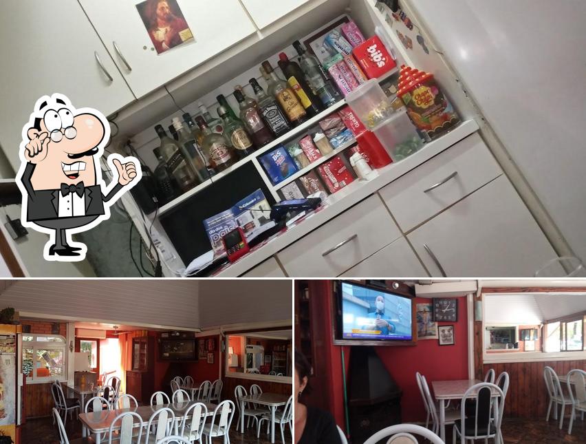 Sente em uma das mesas no Ibig Burguer