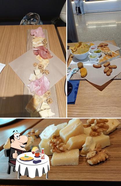 Piatto di formaggi al Bar Atlantic Esselunga