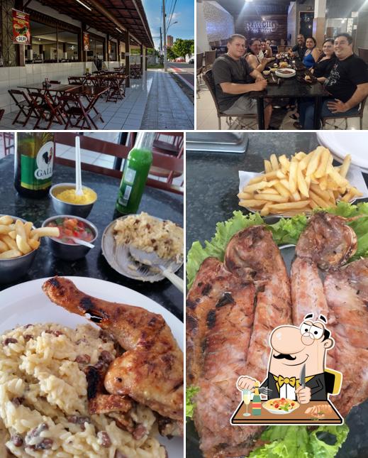 A comida e mesa de jantar do restaurante