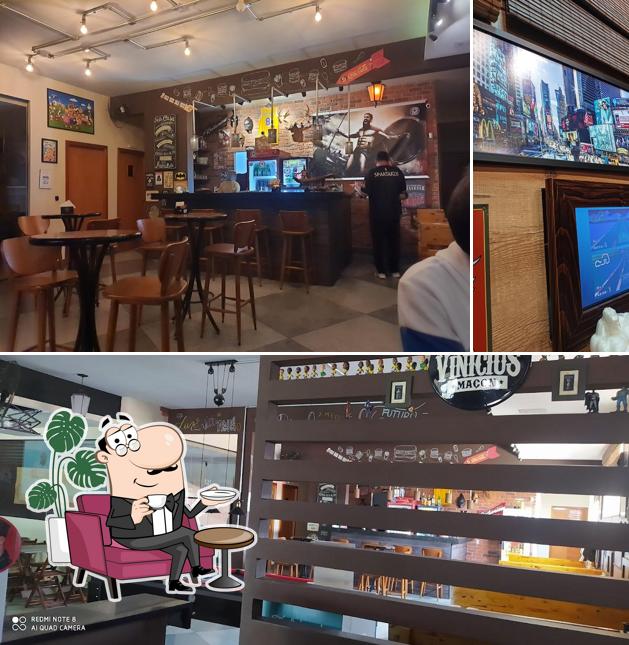 Sente em uma das mesas no Spartakus Burger