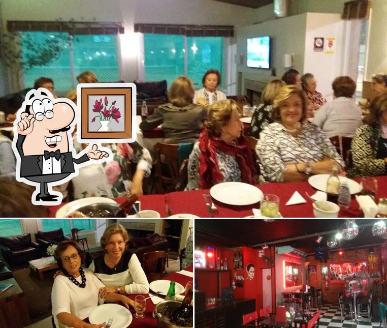 Sente em uma das mesas no 72 New York