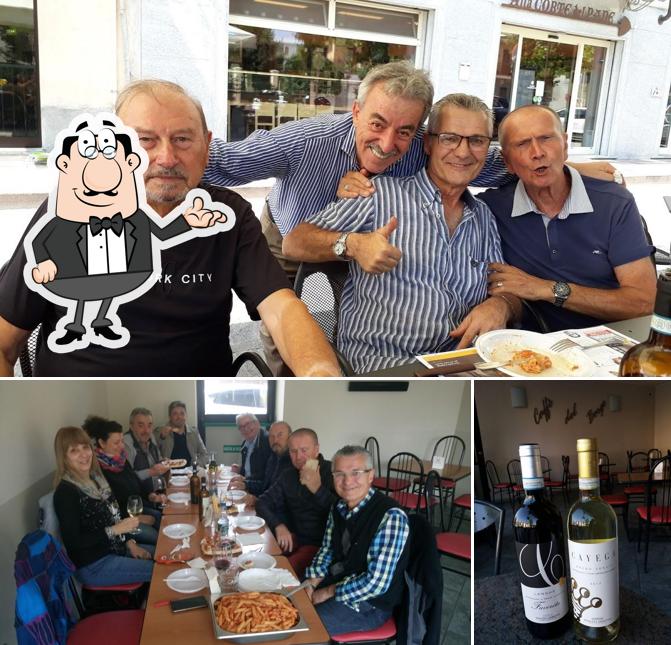 Siediti a un tavolo di Caffè del Borgo