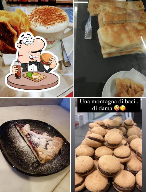 Prova un hamburger a Caffetteria La Piazza