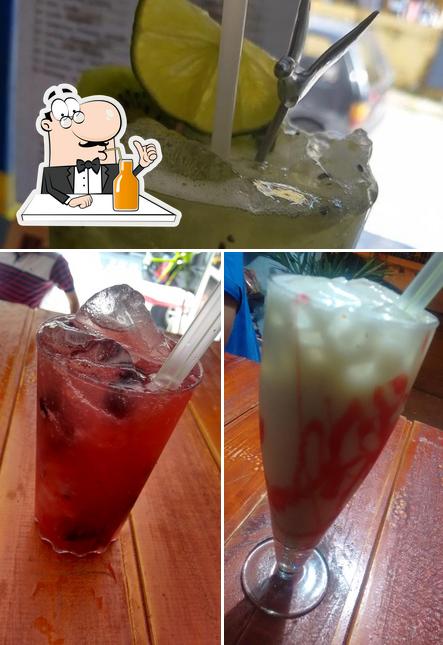 Desfrute de uma bebida no Rafa's Bar