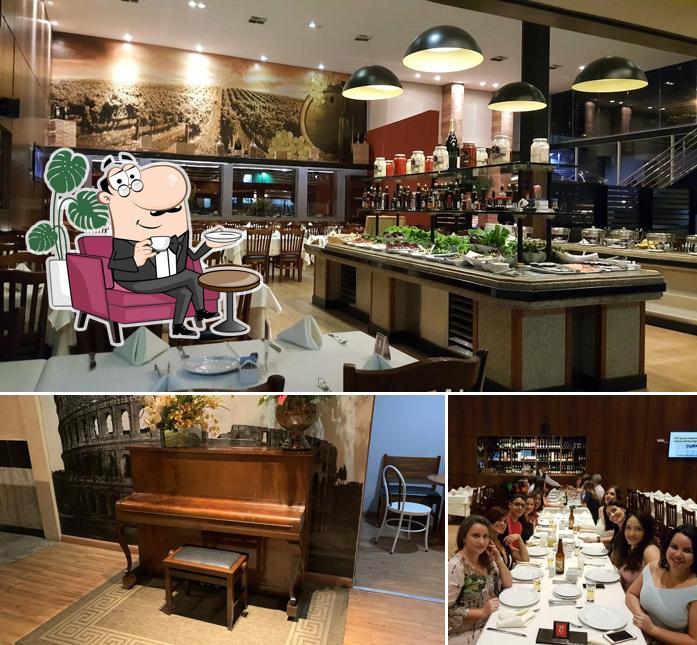 Sente em uma das mesas no Adega Steakhouse