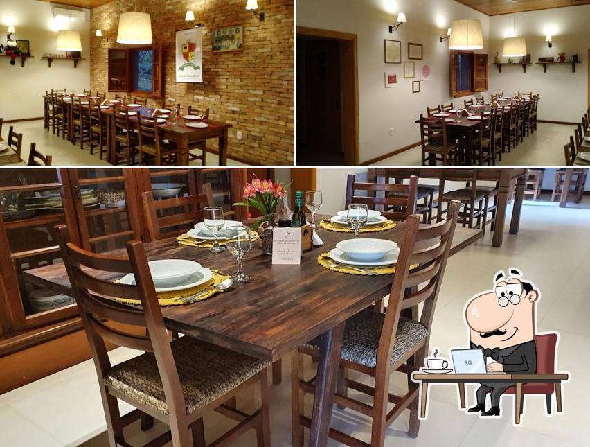 Sente em uma das mesas no Addolorata Culinária Italiana