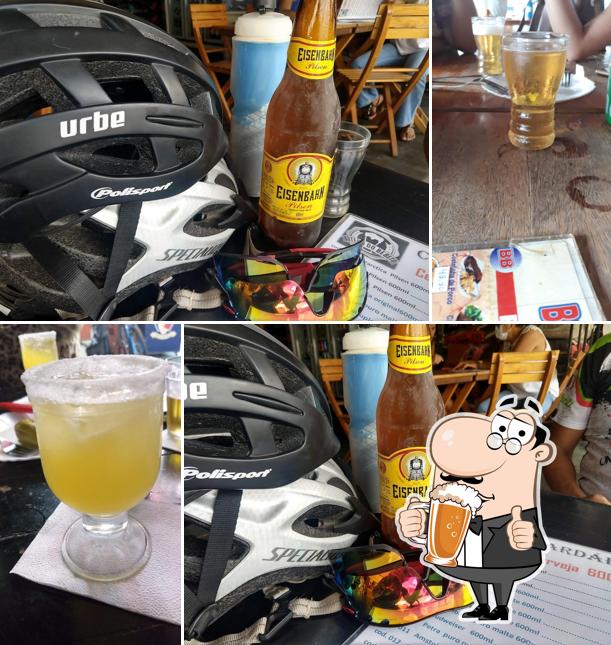 Desfute um copo de cerveja leve ou escura