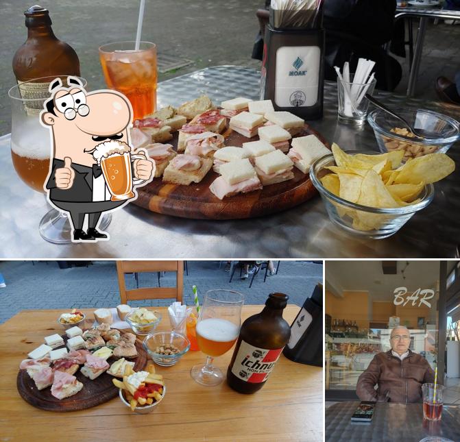 Puoi ordinare un rinfrescante bicchiere di birra chiara o scura