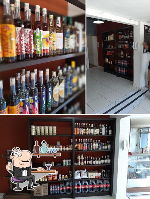 Confira a imagem apresentando interior e cerveja no Churrasco e Cia Refeições