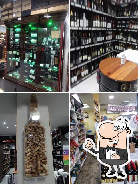 O interior do Adega Tonel do Rudge