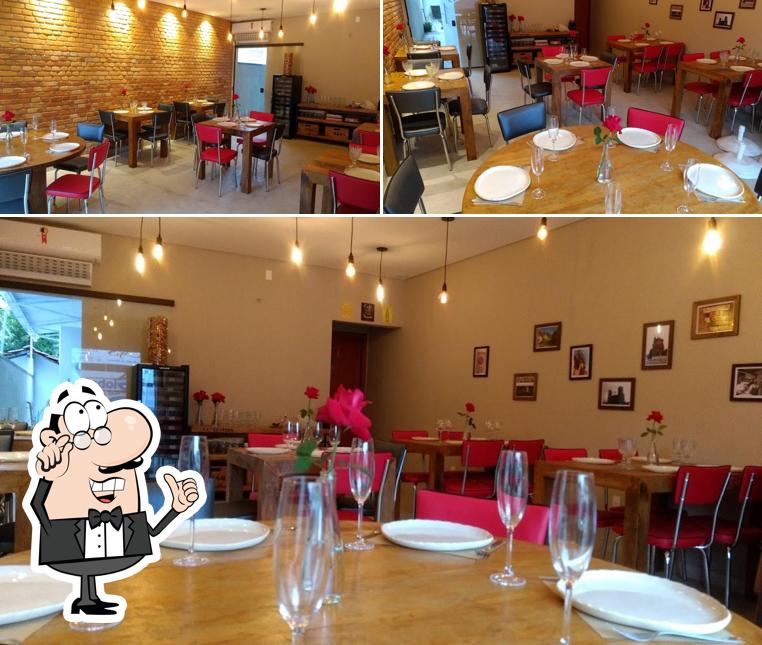 Sente em uma das mesas no Nonno Giuseppe Gastronomia