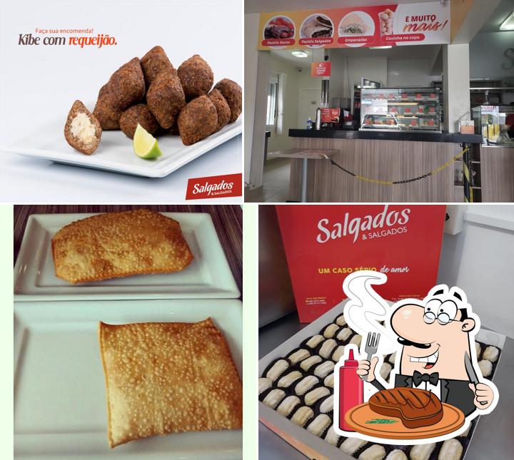 Escolha refeições de carne no Salgados & Salgados