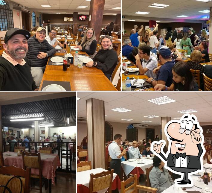 Sente em uma das mesas no Mão Na Roda Pizzaria E Chopperia