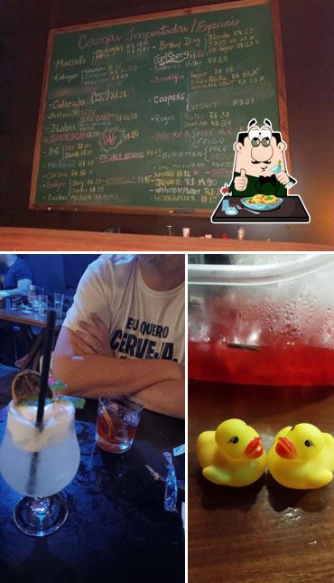 A comida e quadro-negro do restaurante