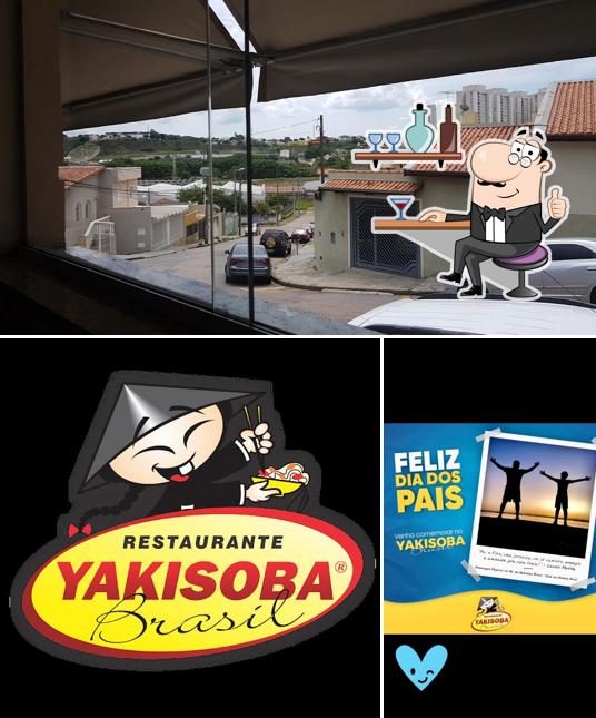 Sente em uma das mesas no Yakisoba Brasil