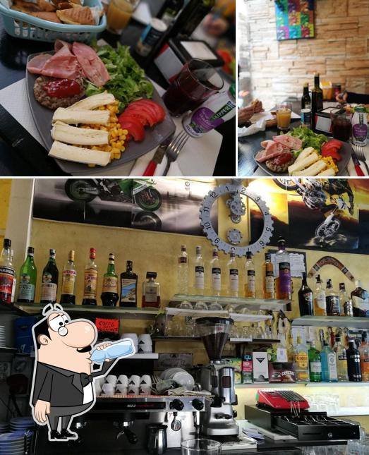 Goditi un drink dal menu