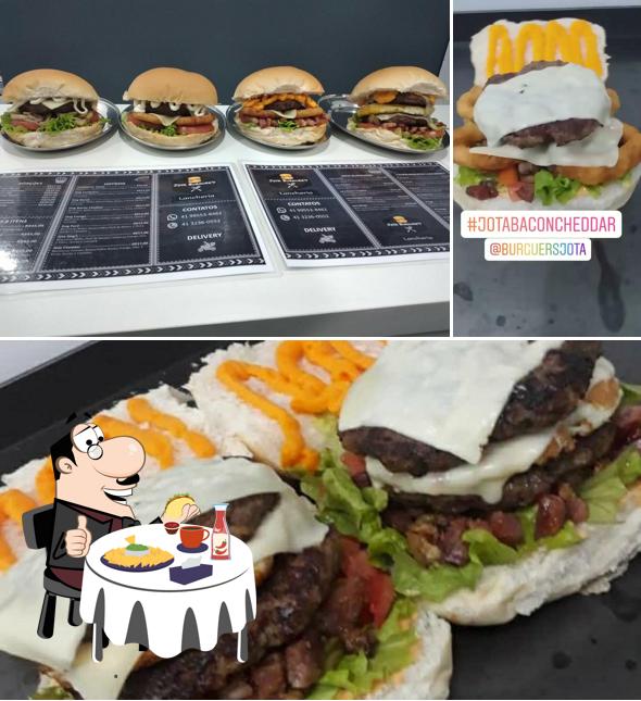 Peça um dos hambúrgueres disponíveis no Jota Burguer