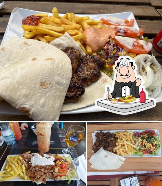 Assaggia un piatto di patatine a La Villa Kebap