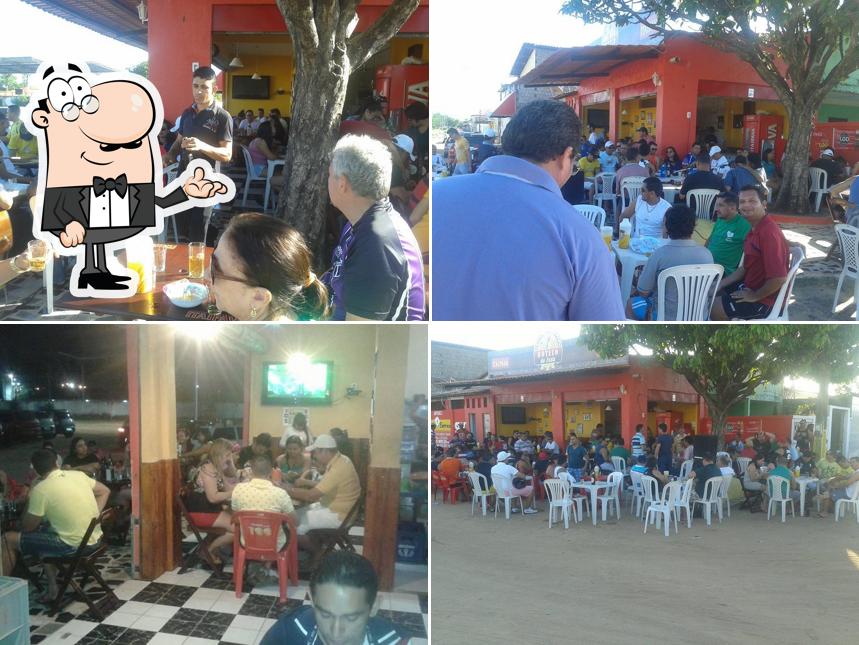 Sente em uma das mesas no Boteco do Simão