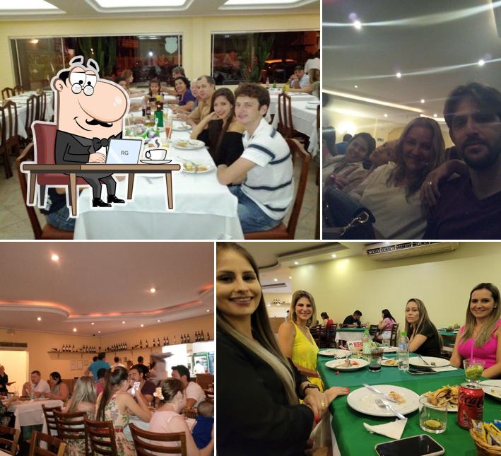 Sente em uma das mesas no Pizzaria Martignoni