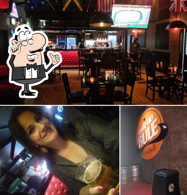 Sente em uma das mesas no Café No Bule Pub & Grill