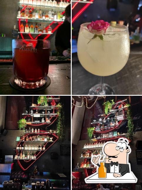 Desfrute de uma bebida no Amargot Bar