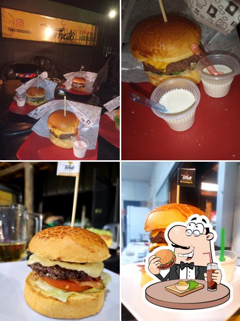 Peça um dos hambúrgueres oferecidos no Tomato