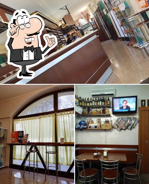 Siediti a un tavolo di Caffè Magenta