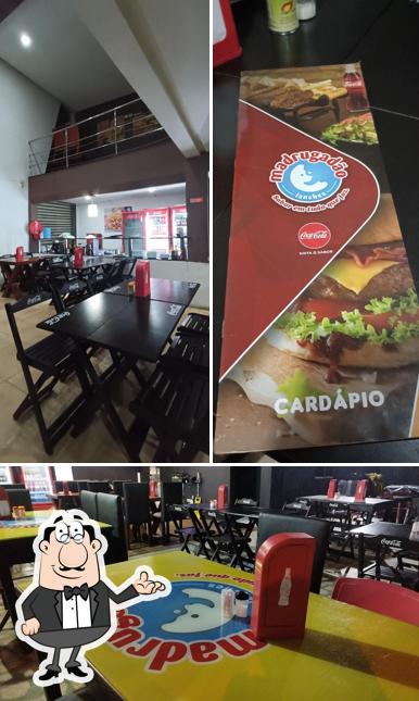 A interior e bebida do restaurante