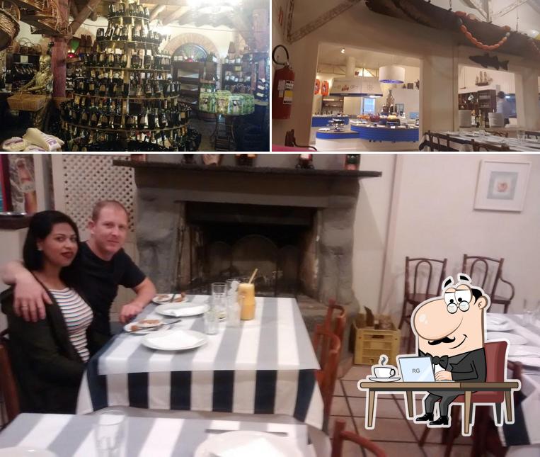 Sente em uma das mesas no Peixe Frito