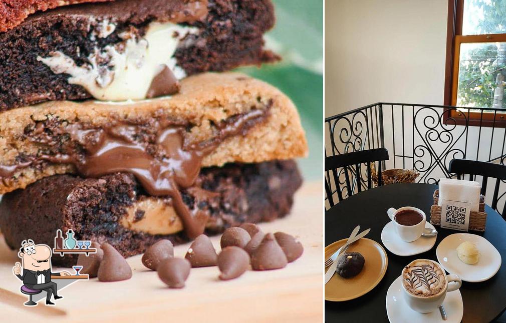 Sente em uma das mesas no Amakuki