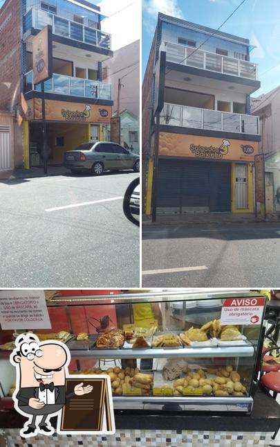 Esta é a ilustração apresentando exterior e comida no Salgados do Baixinho