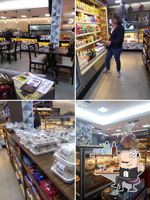 Sente em uma das mesas no Padaria Bella Municipal