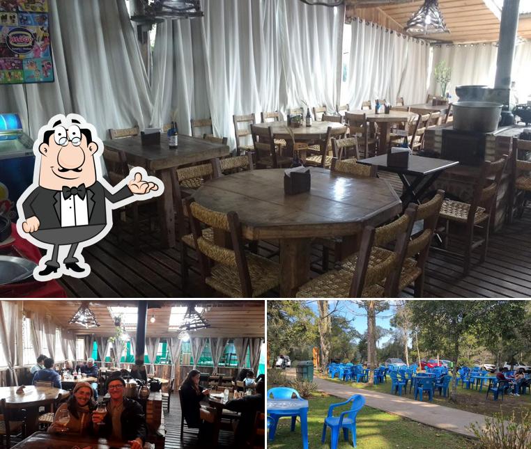 Sente em uma das mesas no Sabor e Flor restaurante