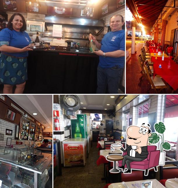 Sente em uma das mesas no Pierê Bar e Cozinha