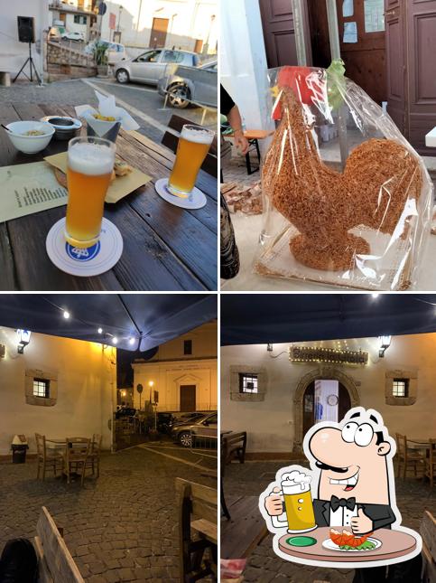 Puoi prenderti un rinfrescante bicchiere di birra chiara o scura