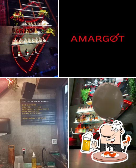 Desfute um copo de cerveja leve ou escura