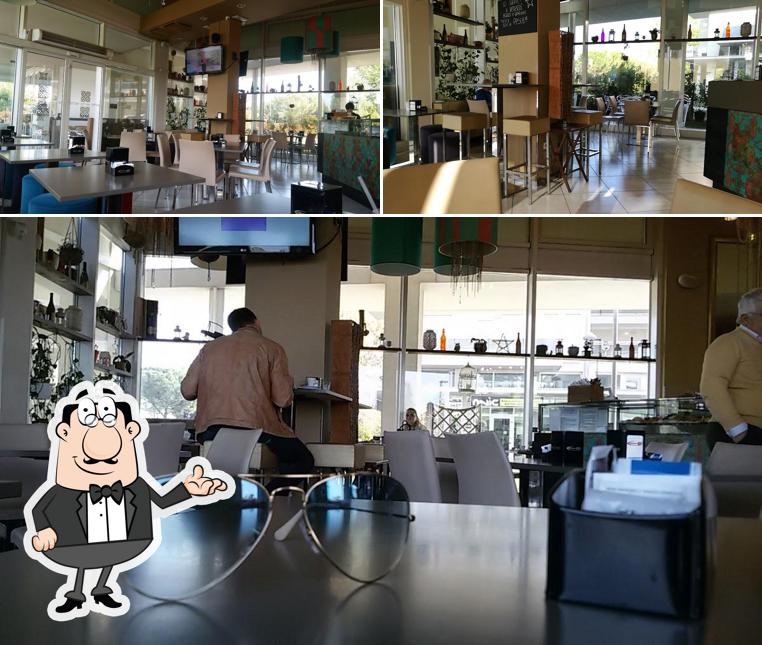 Siediti a un tavolo di Caffè Mattei